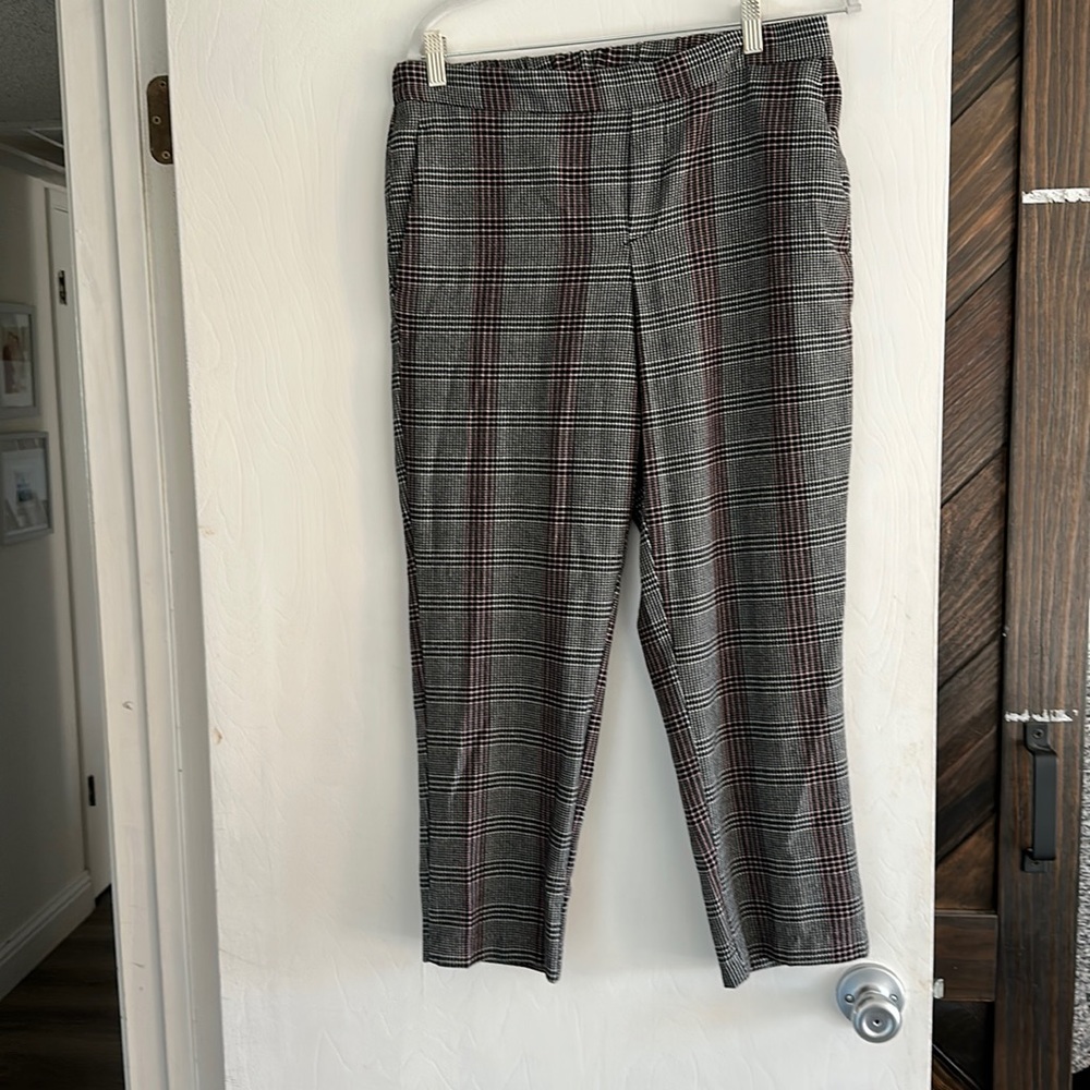 Cute ankle plaid black pink and cream Old Navy Pants.